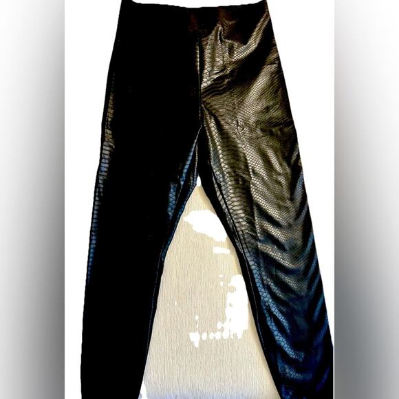 HUE Black Textured Animal Skin Leggings High Rise Size Large NWOT - Picture 1 of 9